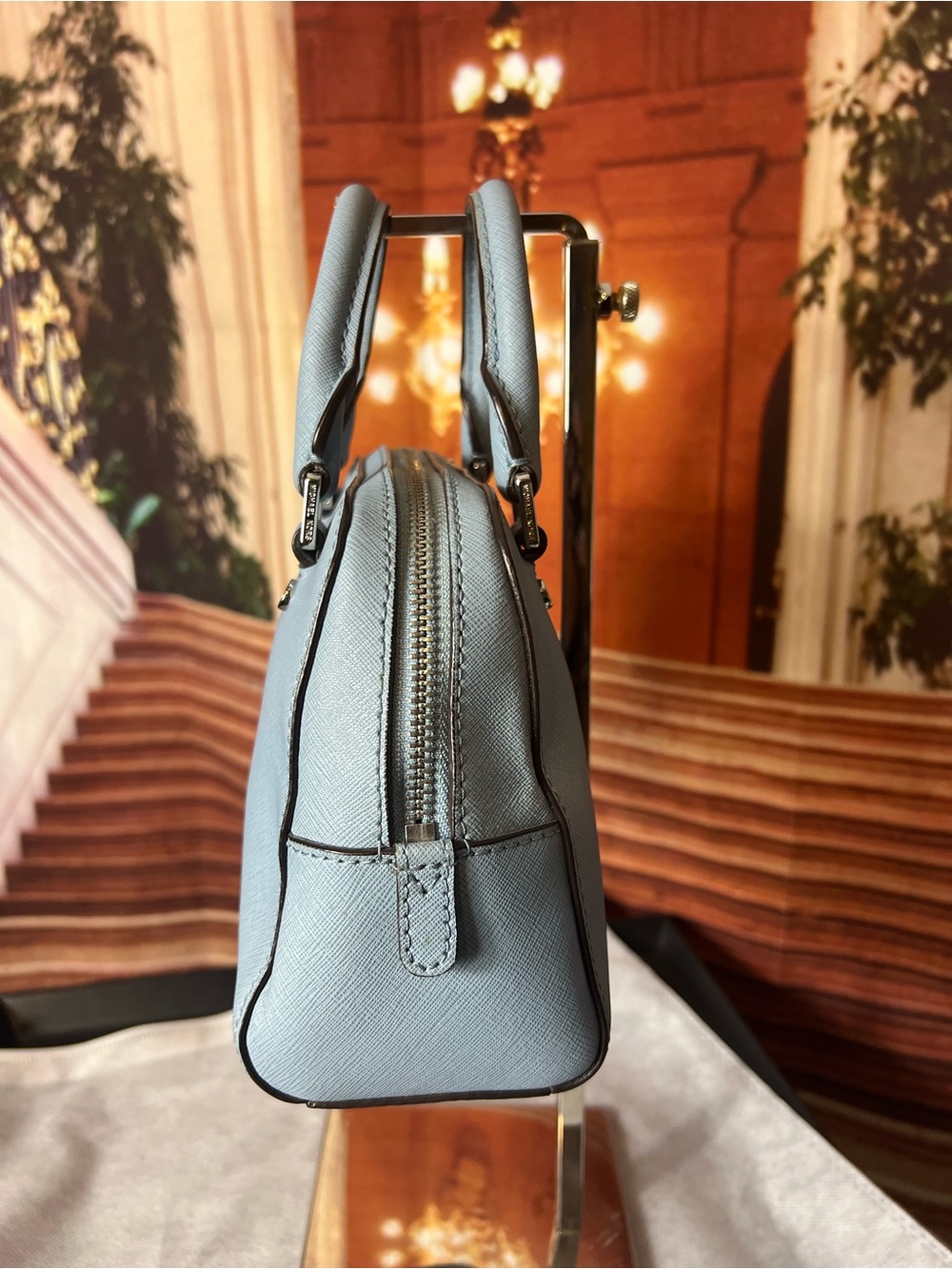 Michael Kors Savannah small satchel is crafted from baby blue saffiano leather - Picture 5 of 17